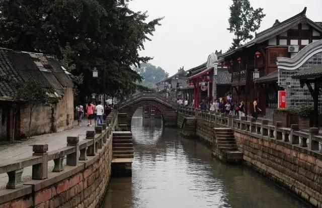 违规驾校藏匿山顶 被无人机一眼“揪出”